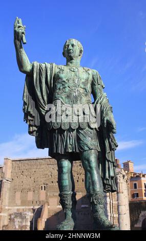 Bronzestatue von Kaiser Nerva im Forum Romanum, Rom, Italien Stockfoto