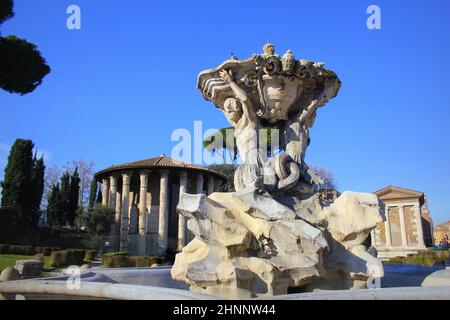 ROM, ITALIEN- DEZEMBER 29 2018: Brunnen der Tritonen und Tempel des Herkules Victor, Rom Italien Stockfoto