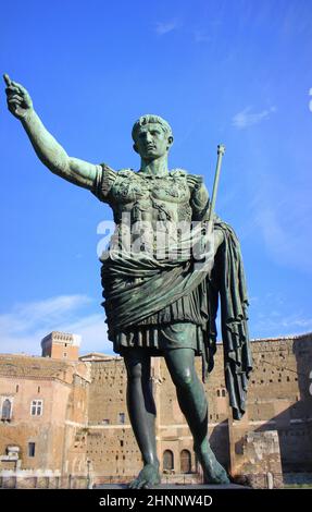 ROM, ITALIEN - DEZEMBER 29: Bronzestatue des Augustus, des ersten römischen Kaisers und Vaters der Nation, Rom, Italien. Stockfoto