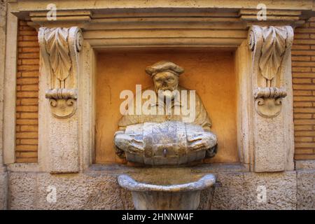 Rom, Italien, 28. Dezember 2018: Statue eines alten Mannes gießt Wasser aus einem Fass verwendet als Brunnen den Spitznamen "The Porter". Es war im Jahre 1580 gemacht und als Website satirischen Schriften zu veröffentlichen. Stockfoto