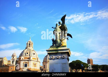 ROM, ITALIEN - DEZEMBER 29: Statue des Gedankens, der von Giulio Monteverde im Denkmal für Viktor Emmanuel II. Geschnitzt wurde Piazza Di Venezia, Rom, Italien Stockfoto