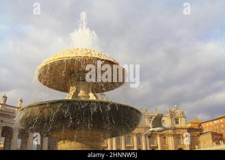 Brunnen vor der Hauptfassade der Basilika von St. Peter, Vatikan, Rom, Italien Stockfoto