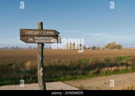 Wegweiser auf dem beliebten Elbradweg zwischen der Stadt Magdeburg und dem Dorf Lostau in Deutschland Stockfoto