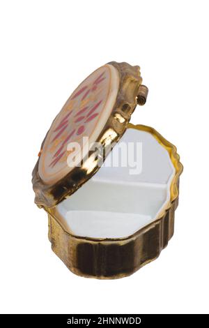 Nahaufnahme einer leeren geöffneten alten Goldschatulle für Schmuck-Armbänder und Luxus-Accessoires isoliert auf weißem Hintergrund. Makro. Stockfoto