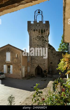 Alter Uhrenturm im Dorf Montbrun les Bains im Département Drôme in Frankreich Stockfoto