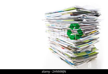 Stapel von Altpapier, alten Zeitschriften, Zeitungen und Broschüren für das Recycling isoliert auf Weiß Stockfoto