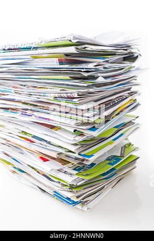 Stapel von Altpapier, alten Zeitschriften, Zeitungen und Broschüren für das Recycling isoliert auf Weiß Stockfoto