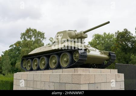 Panzer als Teil der sowjetischen Gedenkstätte im Berliner Bezirk Tiergarten. Das Denkmal wurde 1945 zu Ehren der im Zweiten Weltkrieg verstorbenen Soldaten der Roten Armee errichtet. Stockfoto
