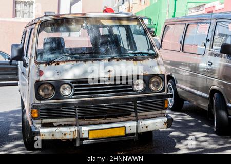 Altes dreckiges, verrosttes Kleinauto, Bo-Kaap Bezirk, Kapstadt. Stockfoto