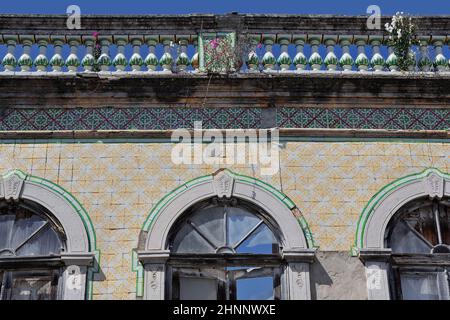 Fassade mit gelben und weißen Fliesen - altes neoklassizistisches Stadthaus mit drei Balkonen. Tavira-Portugal-109 Stockfoto