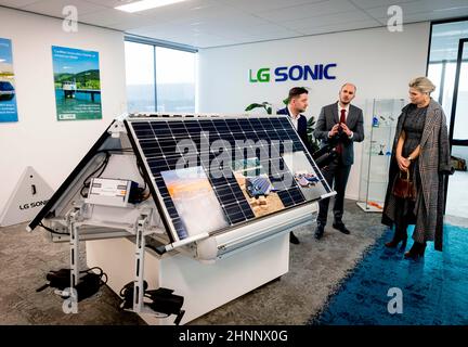 Zoetermeer, Niederlande. 17th. Februar 2022. Königin Maxima aus den Niederlanden bei LG Sonic in Zoetermeer, am 17. Februar 2022, hat sich dieses Unternehmen für einen Arbeitsbesuch auf die chemikalienfreie Algenkontrolle mit stromsparenden Ultraschallwellen spezialisiert.Quelle: Rotapool/P van Katwijk/ Albert Nieboer/Netherlands OUT/Point de Vue OUT/dpa/Alamy Live News Stockfoto