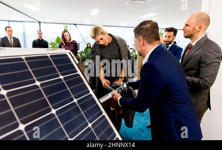 Zoetermeer, Niederlande. 17th. Februar 2022. Königin Maxima aus den Niederlanden bei LG Sonic in Zoetermeer, am 17. Februar 2022, hat sich dieses Unternehmen für einen Arbeitsbesuch auf die chemikalienfreie Algenkontrolle mit stromsparenden Ultraschallwellen spezialisiert.Quelle: Rotapool/P van Katwijk/ Albert Nieboer/Netherlands OUT/Point de Vue OUT/dpa/Alamy Live News Stockfoto