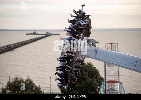 Jugendliche auf Axis Thrill Ride in Adventure Island, Southend on Sea, Essex, Großbritannien, während der Halbzeit-Schulferien. Raues Wetter des Sturms Dudley Stockfoto