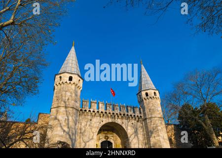 Topkapi-Palast. Haupttor alias Babusselam des Topkapi-Palastes in Istanbul. Wahrzeichen Istanbuls. Reise in die Türkei Hintergrundbild. Stockfoto