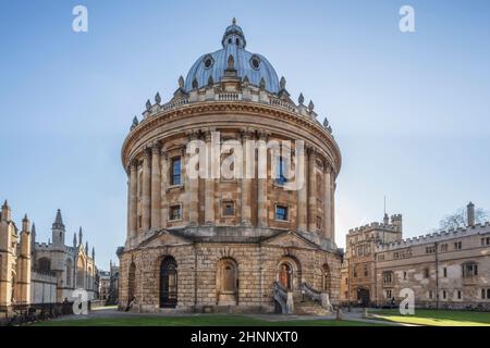 Radcliffe Camera (Architekt: James Gibbs), Teil der Bodleian Library, Brasenose & All Soul's Colleges rechts & links vom Rahmen, Oxford University, Großbritannien Stockfoto