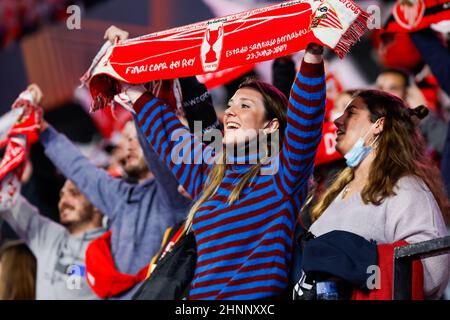 SEVILLA, SPANIEN - 17. FEBRUAR: Fans und Unterstützer Sevillas winken während der Play-offs der Knockout-Runde Bein 1 - UEFA Europa League Spiel zwischen dem FC Sevilla und Dinamo Zagreb im Estadio Ramón Sánchez­Pizjuán am 17. Februar 2022 in Sevilla, Spanien (Foto: DAX Images/Orange Picts) Stockfoto