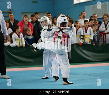 Orenburg, Russland - 19. Oktober 2019: Jungen treten im Taekwondo an Stockfoto