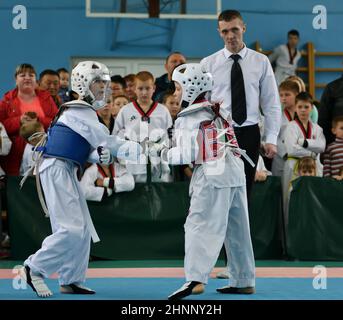 Orenburg, Russland - 19. Oktober 2019: Jungen treten im Taekwondo an Stockfoto