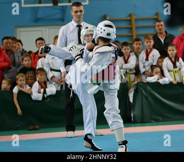 Orenburg, Russland - 19. Oktober 2019: Jungen treten im Taekwondo an Stockfoto