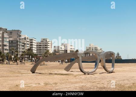 Riesige Sonnenbrille an der Strandpromenade von Sea Point. Stockfoto