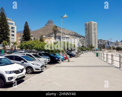 Berge, Hotels und Parkplätze am Sea Point Kapstadt. Stockfoto