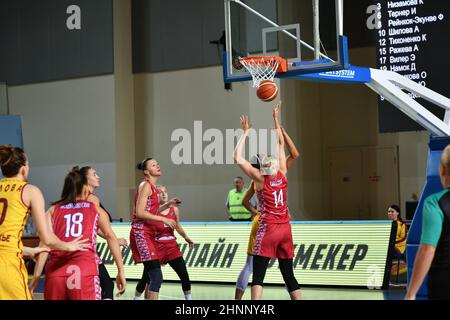 Orenburg, Russland – 6. Oktober 2019: Mädchen spielen Basketball. Stockfoto