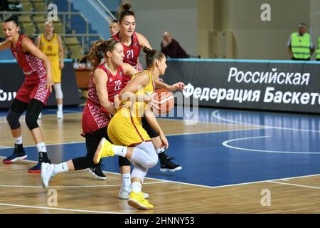 Orenburg, Russland – 6. Oktober 2019: Mädchen spielen Basketball. Stockfoto