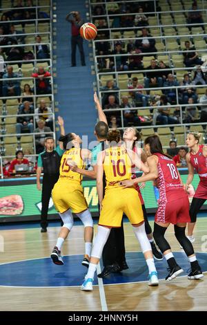 Orenburg, Russland – 6. Oktober 2019: Mädchen spielen Basketball. Stockfoto