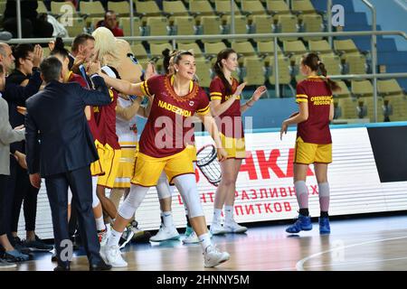 Orenburg, Russland – 6. Oktober 2019: Mädchen spielen Basketball. Stockfoto