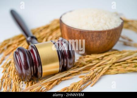 Beurteilen Sie den Hammer mit gutem Getreidreis von der landwirtschaftlichen Farm. Gesetz und Gericht Konzept. Stockfoto