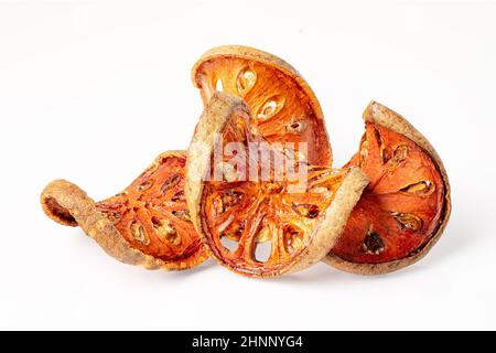 Trockene Ägle marmelos, Bael Bengal Quince, Bilak, Frucht isoliert auf weißem Hintergrund. Stockfoto