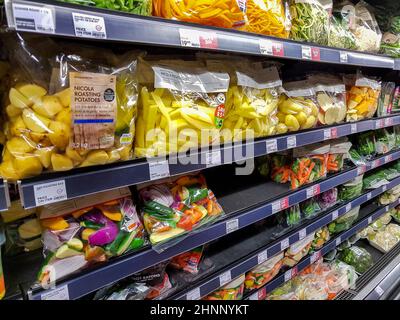 Verpackte Waren Obst und Gemüse auf einem Regal im Supermarkt. Stockfoto