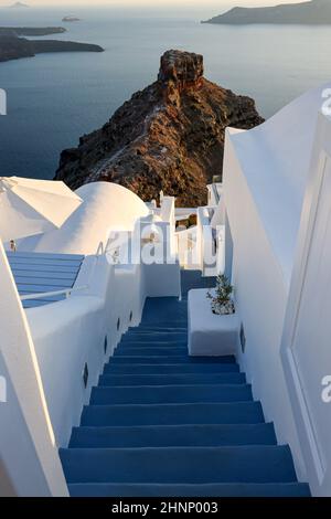 Schmale Steintreppen, ein traditionelles Stück Architektur auf der Insel Santorini. Stockfoto