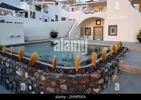 Weiß getünchte Häuser mit Terrassen und Pools und einer schönen Aussicht in Imerovigli auf Santorini Stockfoto