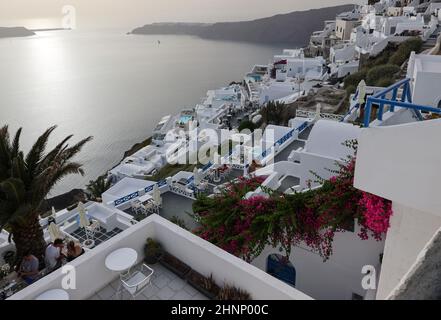Weiß getünchte Häuser mit Terrassen und Pools und einer schönen Aussicht in Imerovigli auf Santorini Stockfoto