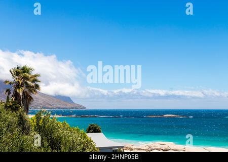 Camps Bay Beach, Kapstadt, Südafrika. Stockfoto