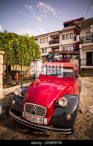 Der in Ohrid, Nordmakedonien, geparkte 2CV Stockfoto