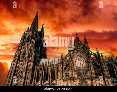 Deutschland, Köln, Blick zum Kölner Dom von unten bei Sonnenuntergang Stockfoto