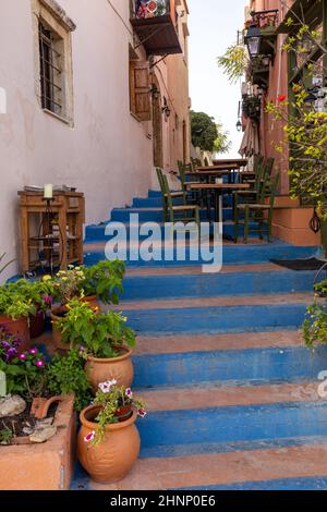 Kleine schmale Straße mit blauen Treppen in der Altstadt von Rethymnon, Kreta Insel, Griechenland Stockfoto