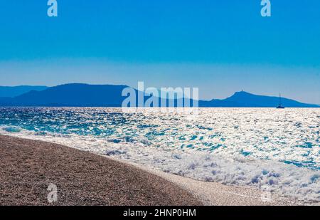 Elli Strandküstenlandschaft mit türkisfarbenem klarem Wasser und Blick auf Ialysos auf Rhodos Griechenland. Stockfoto