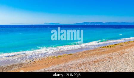 Elli Strandküstenlandschaft mit türkisblauem Wasser und Blick auf die Türkei auf Rhodos Griechenland. Stockfoto