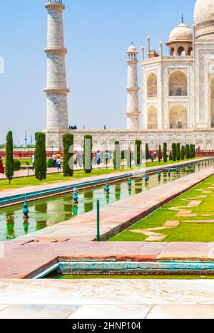 Taj Mahal Panorama in Agra Indien mit erstaunlichen symmetrischen Gärten. Stockfoto