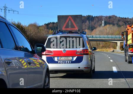 Sperre der Autobahn A1 bei Oberwang wegen Arbeiten an einer Stromleitung, Oberösterreich, Österreich, Europa - Schließung der Autobahn A1 bei Oberwang wegen Arbeiten an einer Stromleitung, Oberösterreich, Österreich, Europa Stockfoto