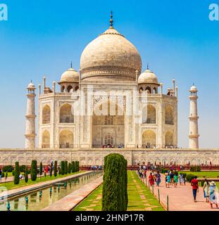 Taj Mahal Panorama in Agra Indien mit erstaunlichen symmetrischen Gärten. Stockfoto