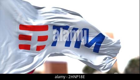 Weiße Flagge mit dem Tim-Logo, das im Wind winkt Stockfoto