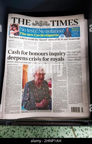 The Times headline Front page Prince Charles 'Cash for Honours Inquest deeps crisis for Royals' Queen Elizabeth II 17 Feb 2022 London UK Stockfoto
