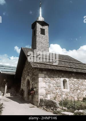 Traditionelle Kirche im Dorf Chinaillon, dem Grand-Bornand Stockfoto