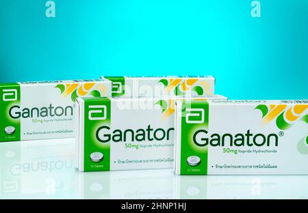 CHONBURI, THAILAND-22. NOVEMBER 2021 : Ganaton Produkt von Abbott Laboratories. Ganaton Tabletten in Papierkartonverpackung auf blauem Hintergrund. Itopride wird für nicht-Ulkus-Dyspepsie und Gastroparese verschrieben. Stockfoto