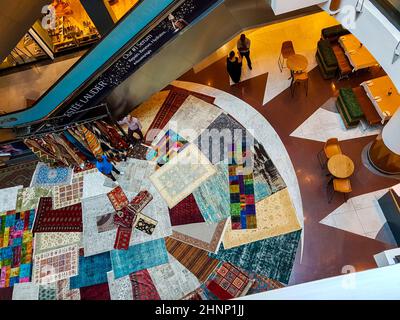 Mall innen von oben gesehen. Orientalische Teppiche zum Verkauf. Stockfoto