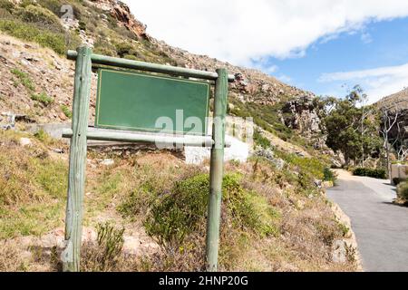 Leeres natürliches grünes Schild in der Wildnis Kapstadt, Südafrika. Stockfoto